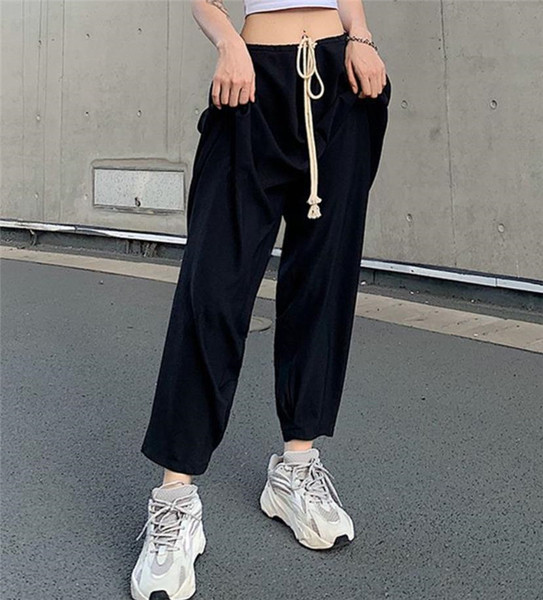 Női nadrág nyakkendővel, magas derékkal