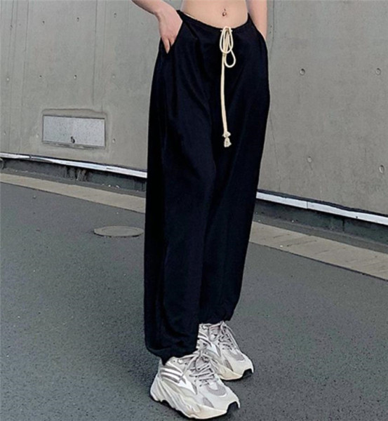 Női nadrág nyakkendővel, magas derékkal