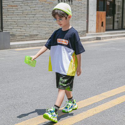 Új modell gyerek napi szett fiúknak két részből áll