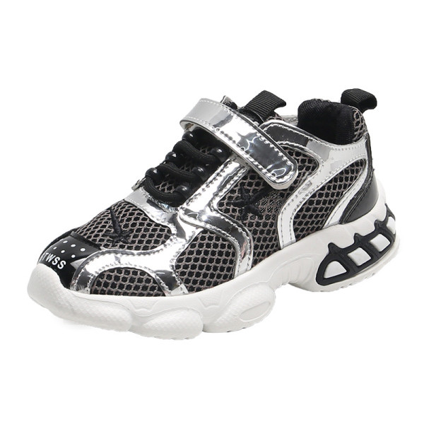 Modern gyerek tornacipő matricával és fűzővel