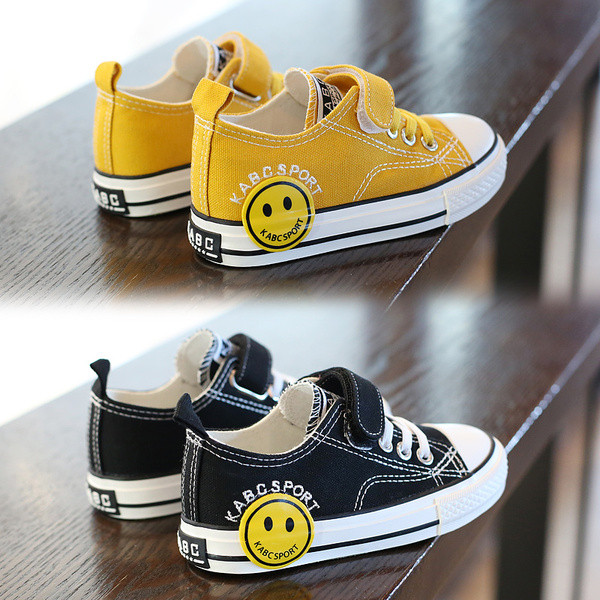 Modern gyerekcipő nyakkendővel és matricákkal