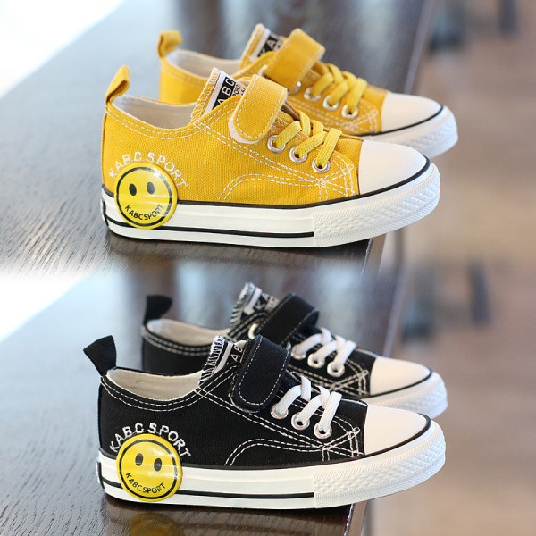 Modern gyerekcipő nyakkendővel és matricákkal