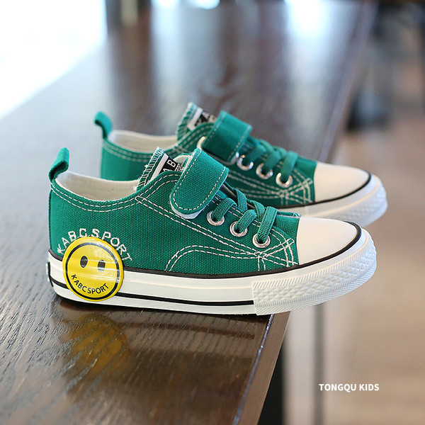 Modern gyerekcipő nyakkendővel és matricákkal