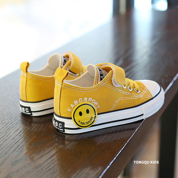 Modern gyerekcipő nyakkendővel és matricákkal