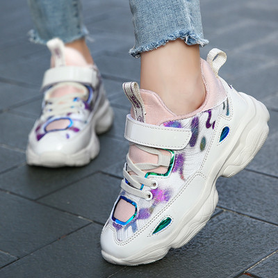 Csillogó hatású, matricás alkalmi gyerek tornacipő