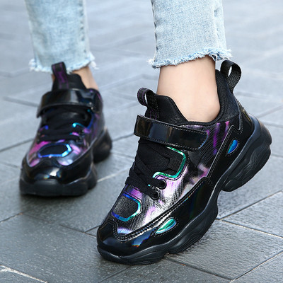 Csillogó hatású, matricás alkalmi gyerek tornacipő