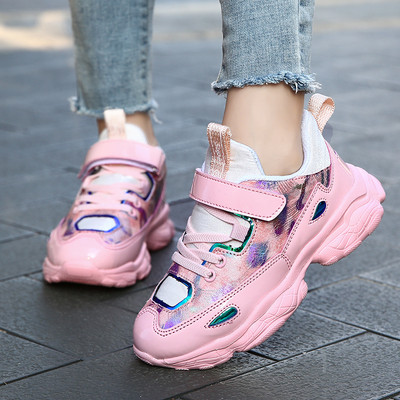 Csillogó hatású, matricás alkalmi gyerek tornacipő