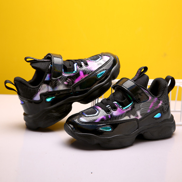 Csillogó hatású, matricás alkalmi gyerek tornacipő