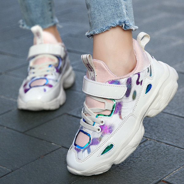 Csillogó hatású, matricás alkalmi gyerek tornacipő