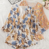 Salopetă scurtă de damă modernă cu model floral și decolteu spitz