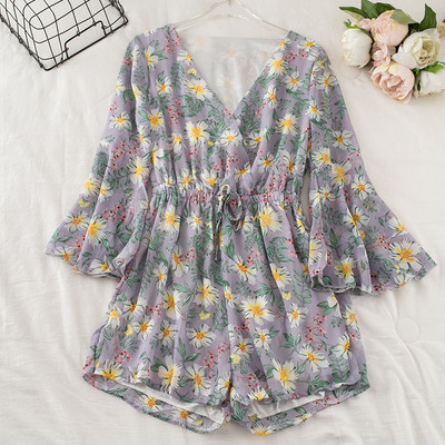 Salopetă scurtă de damă modernă cu model floral și decolteu spitz