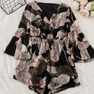 Salopetă scurtă de damă modernă cu model floral și decolteu spitz