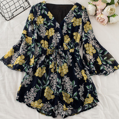 Salopetă scurtă de damă modernă cu model floral și decolteu spitz