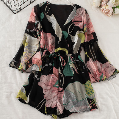 Salopetă scurtă de damă modernă cu model floral și decolteu spitz