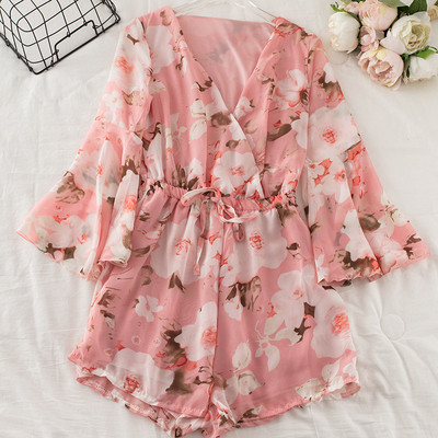 Salopetă scurtă de damă modernă cu model floral și decolteu spitz