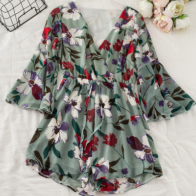 Salopetă scurtă de damă modernă cu model floral și decolteu spitz