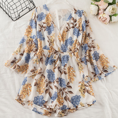 Salopetă scurtă de damă modernă cu model floral și decolteu spitz