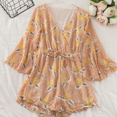 Salopetă scurtă de damă modernă cu model floral și decolteu spitz