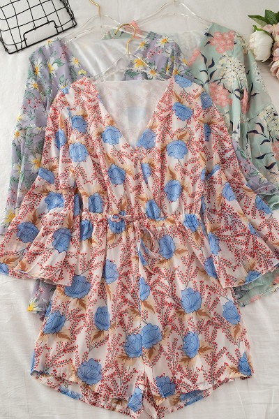 Salopetă scurtă de damă modernă cu model floral și decolteu spitz