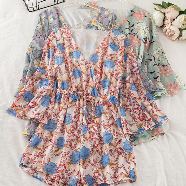 Salopetă scurtă de damă modernă cu model floral și decolteu spitz