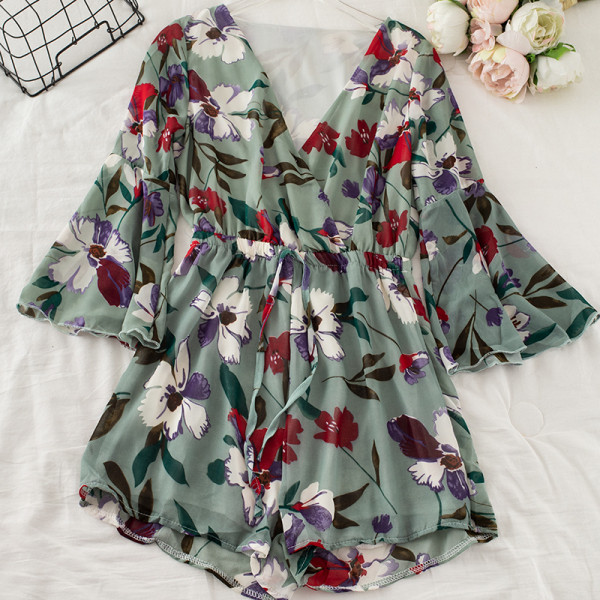 Salopetă scurtă de damă modernă cu model floral și decolteu spitz