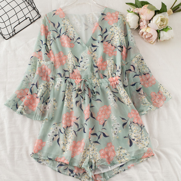 Salopetă scurtă de damă modernă cu model floral și decolteu spitz