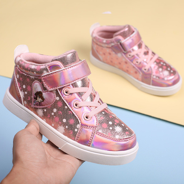 Modern gyerek tornacipő fűzővel és matricával tavaszra és őszre