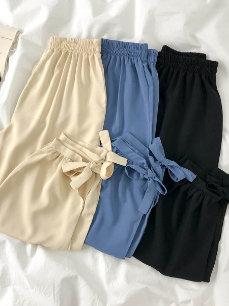 Modern női nadrág elasztikus derékkal és megkötővel