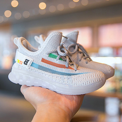 Paelte ja mustriga vabaaja laste tossud