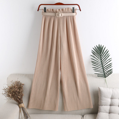 Hajtogatott női nadrág övvel és magas derékkal