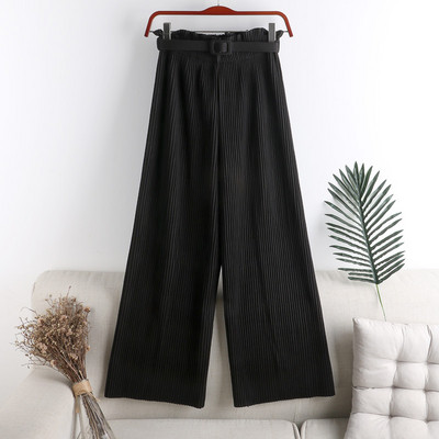 Hajtogatott női nadrág övvel és magas derékkal