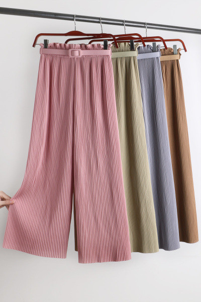 Hajtogatott női nadrág övvel és magas derékkal