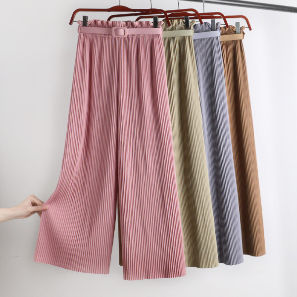 Hajtogatott női nadrág övvel és magas derékkal