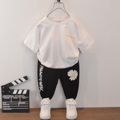 Nyárra alkalmas gyerek sportkészlet két részből áll