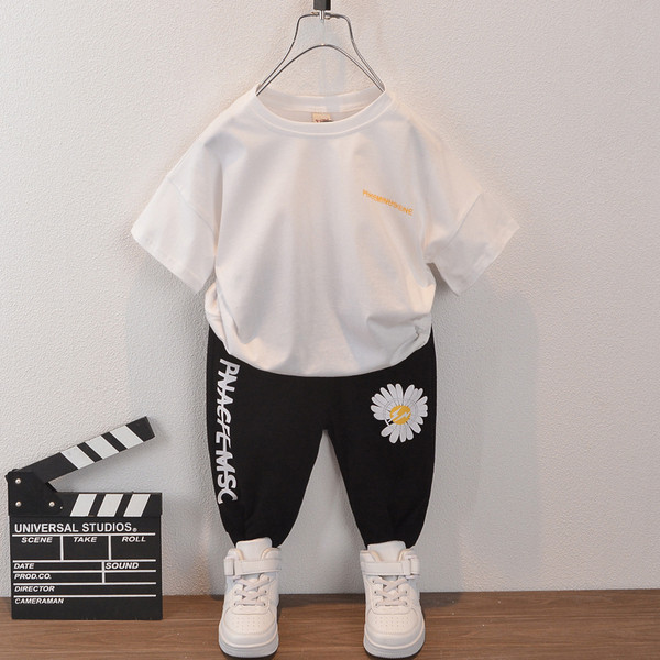 Nyárra alkalmas gyerek sportkészlet két részből áll