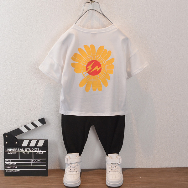 Nyárra alkalmas gyerek sportkészlet két részből áll