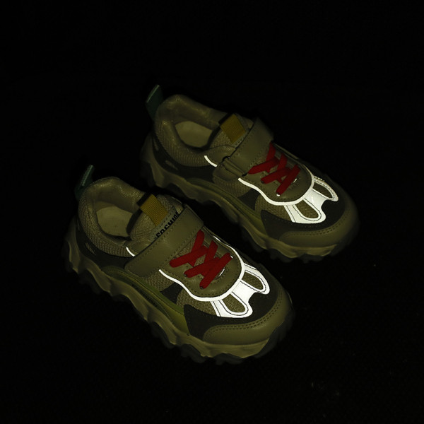 Sport és mindennapi gyerek tornacipő mintával és fűzővel