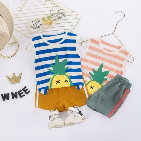 Nyári szett csíkos felsőből és rövidnadrágból