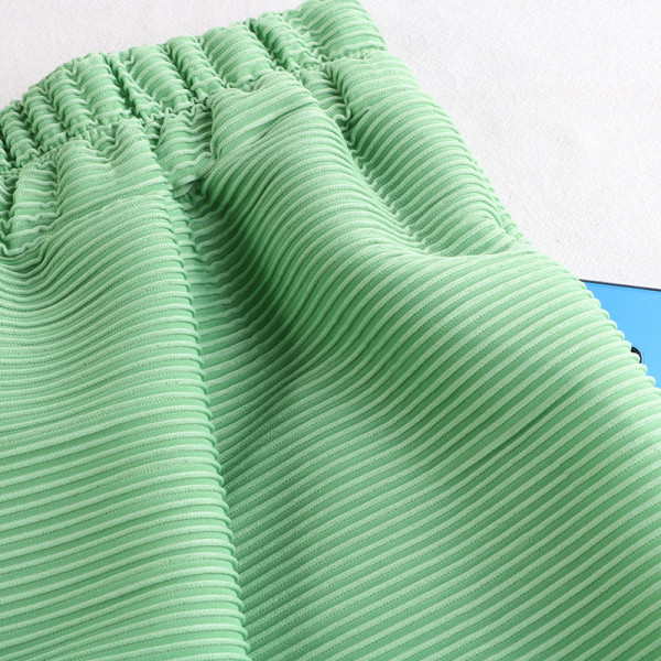 Alkalmi női nadrág gumival és zsebekkel