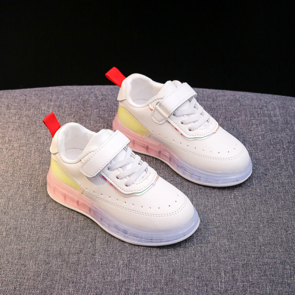 Modern gyerek tornacipő fehér matricával és nyakkendővel