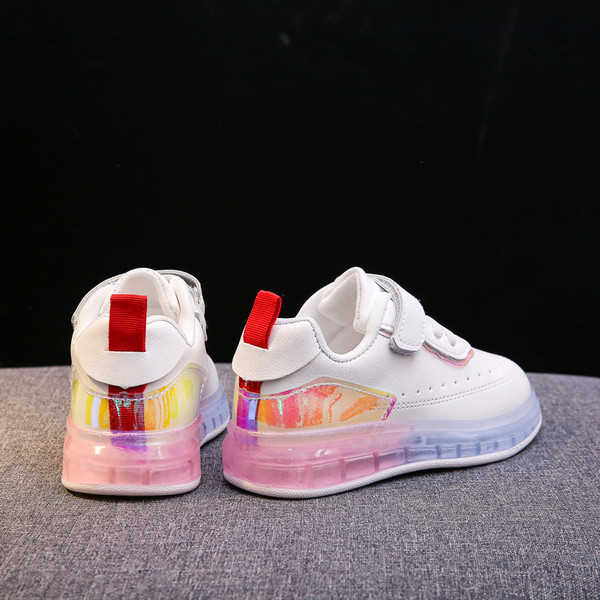 Modern gyerek tornacipő fehér matricával és nyakkendővel