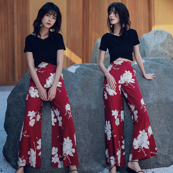 Divatos női nadrág piros színben, virágmintával