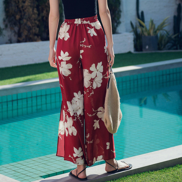 Divatos női nadrág piros színben, virágmintával