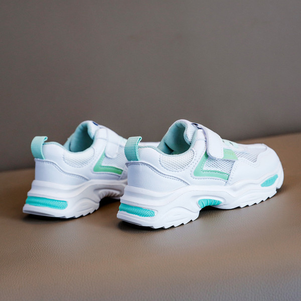 Alkalmi gyerek tornacipő fűzővel és matricával fehér színben