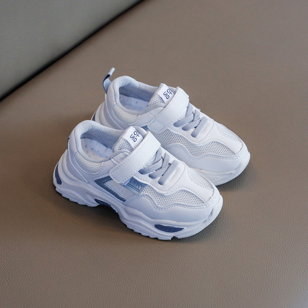 Alkalmi gyerek tornacipő fűzővel és matricával fehér színben