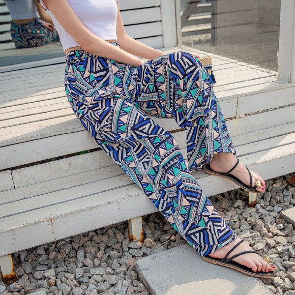 Női nadrág magas derékkal, színes mintával