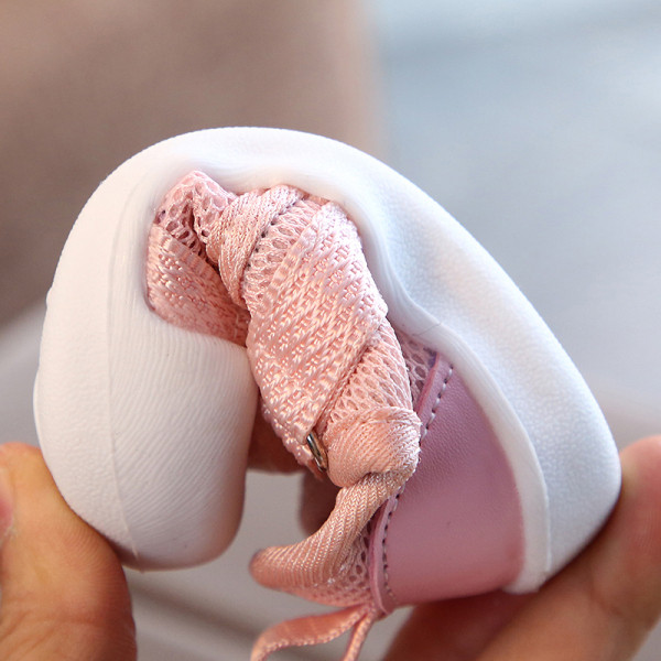 Gyermek tornacipő ÚJ modell matricával és fehér talppal