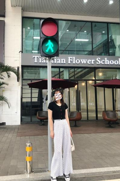 Valge ja musta värvi kõrge vöökohaga vabaaja naistepüksid