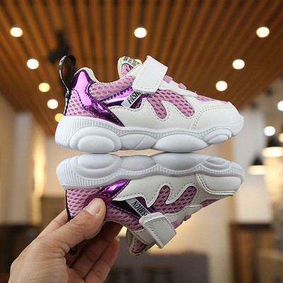 Kleebiste ja läikiva efektiga spordi- ja igapäevased laste tossud