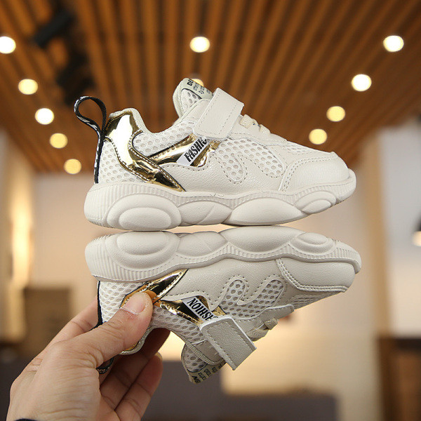 Kleebiste ja läikiva efektiga spordi- ja igapäevased laste tossud